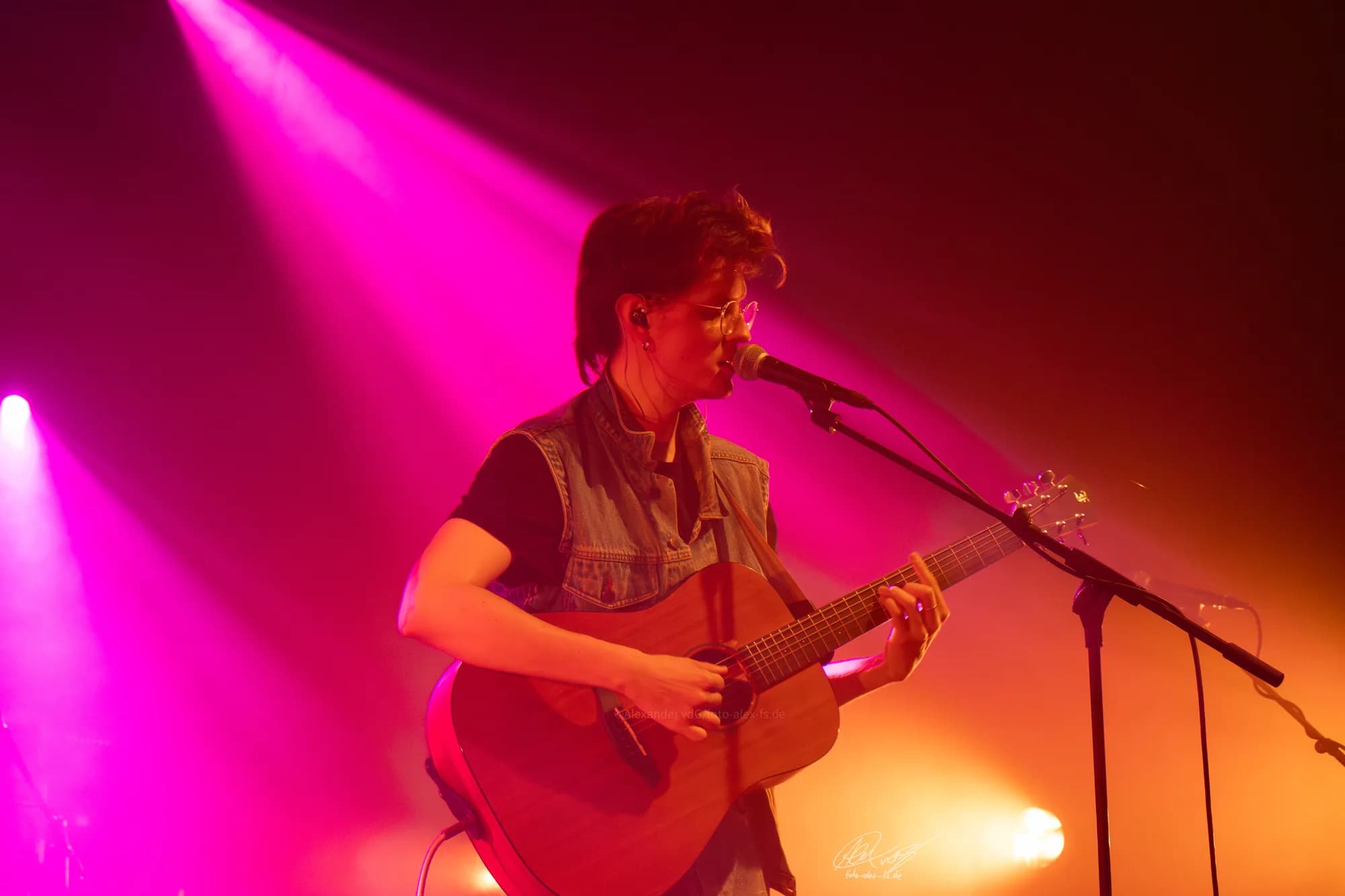 Singer Acoustic Guitar Pink